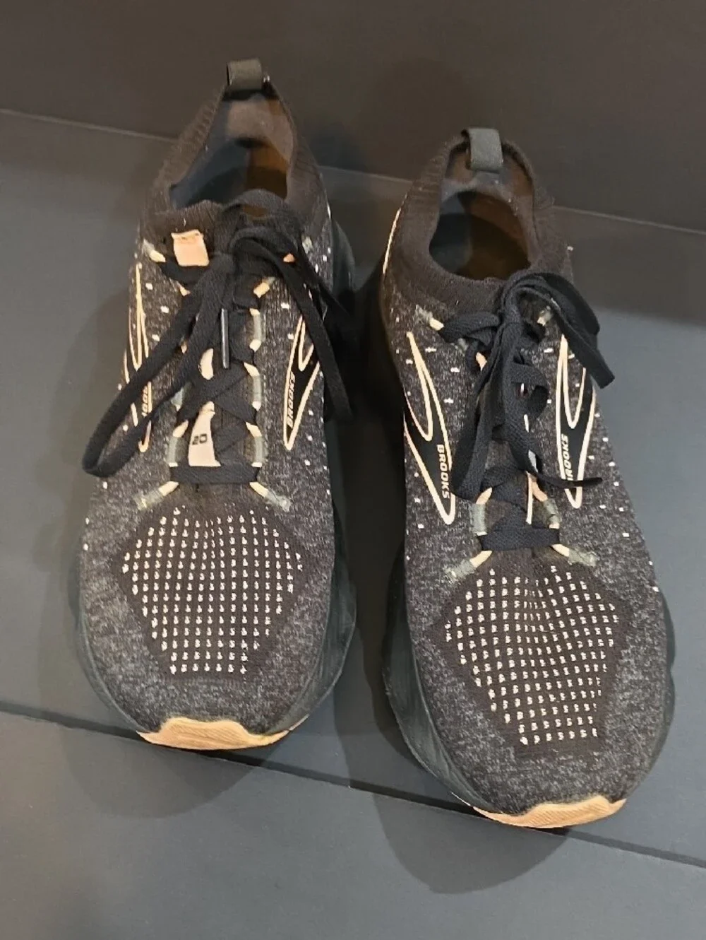 Brooks Glycerin 20 Stealth Fit Women’s Black Running Shoes with Cream Size 8.5